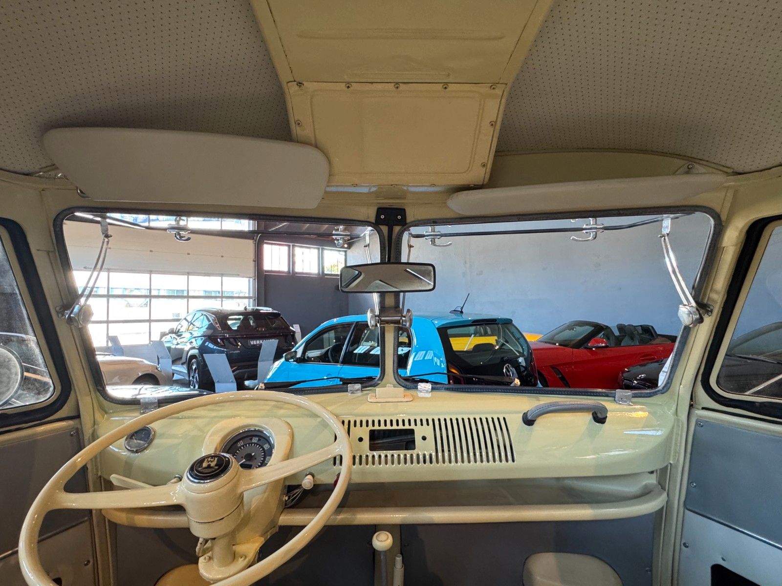 Fahrzeugabbildung Volkswagen T1 Samba 9-Sitzer Faltdach mit Panoramafenstern