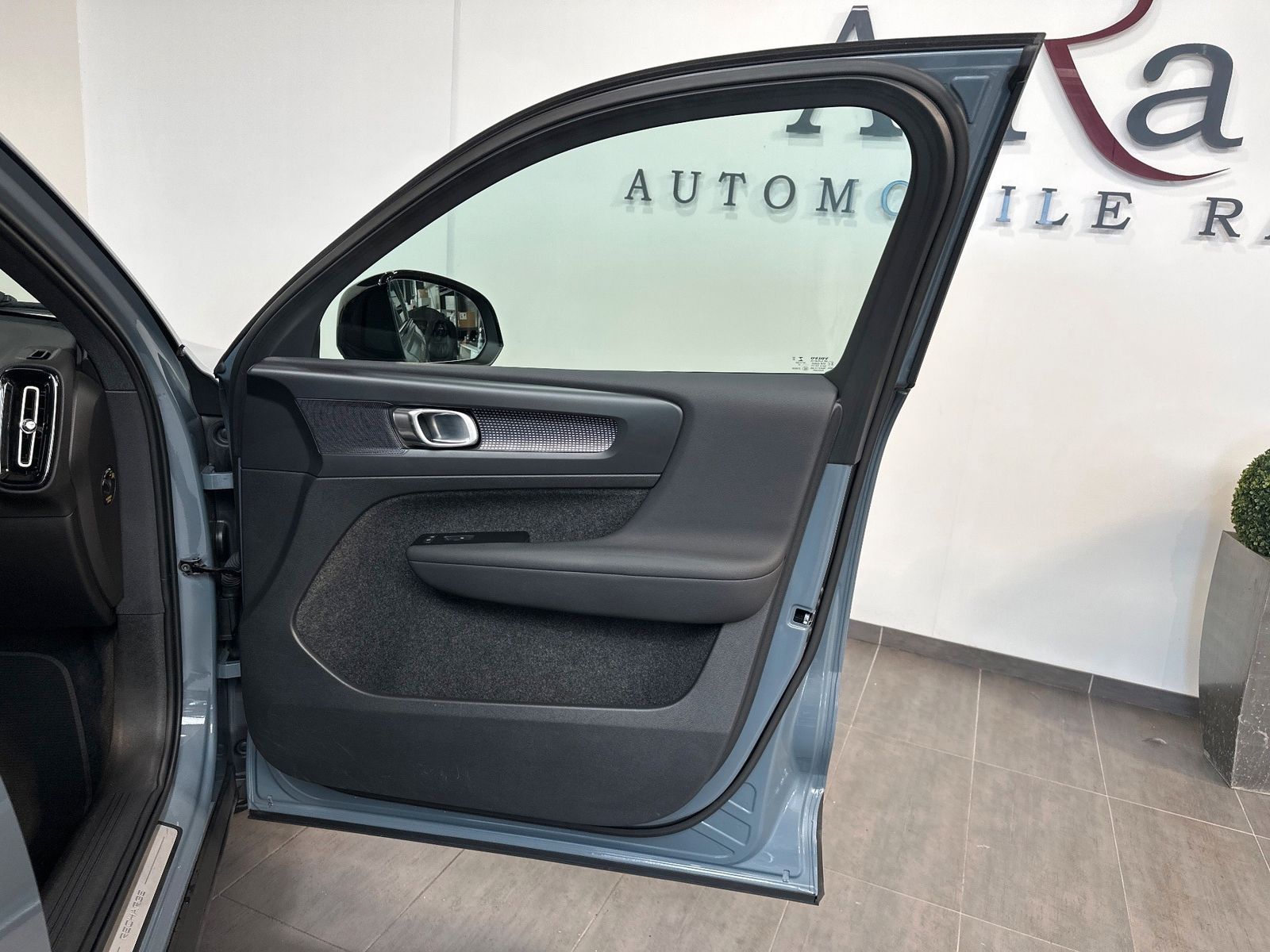 Fahrzeugabbildung Volvo XC40 T5 Recharge DKG R Design NAV+LED+PANO+AHK