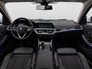 Fahrzeugabbildung BMW 320d xD SportLine HUD DAB 360°Stop&Go Alarm AHK