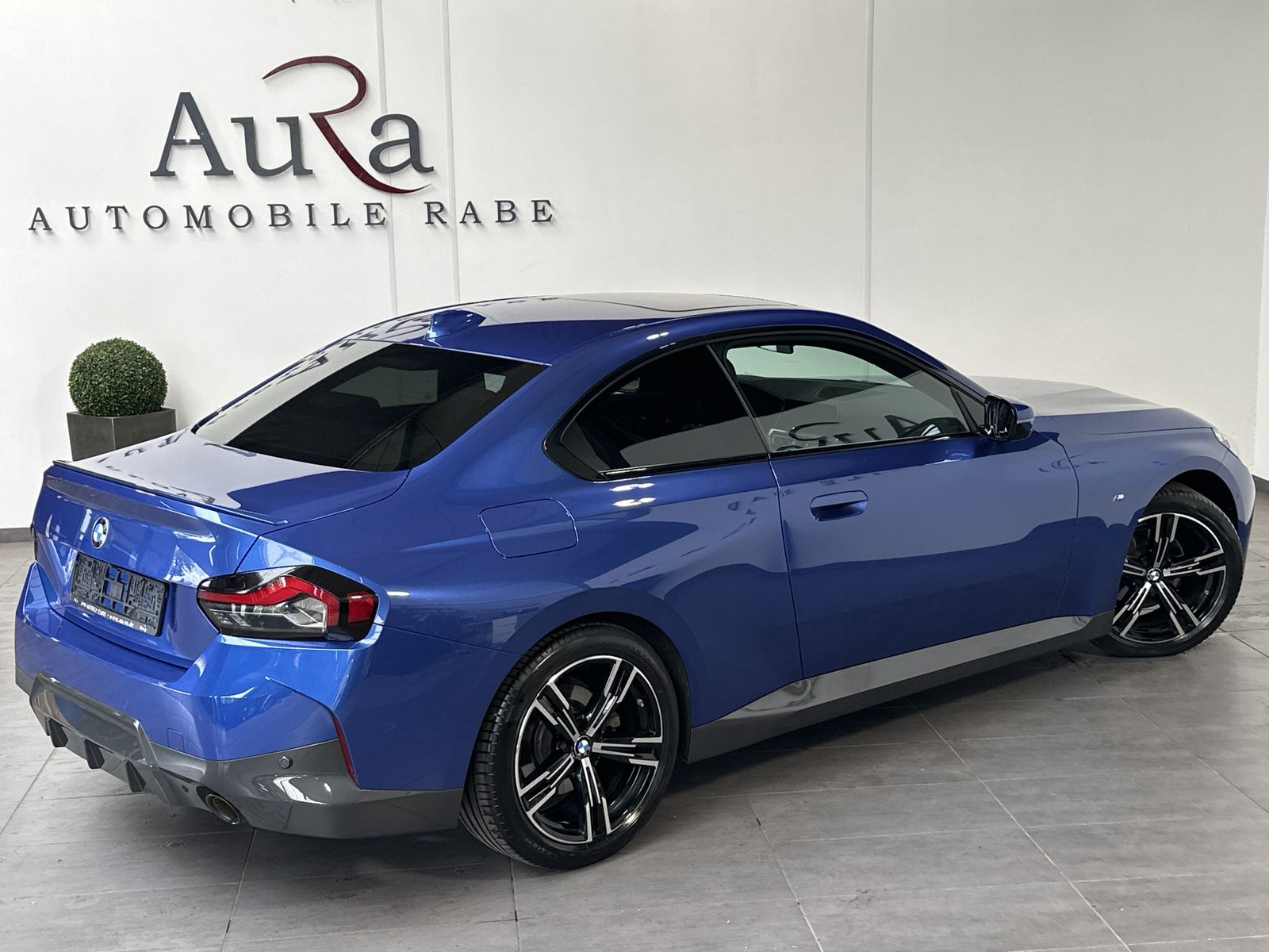 Fahrzeugabbildung BMW 220i Coupé M-Sport NAV+LED+PANO+VCOCK+DA+KAM+2HD