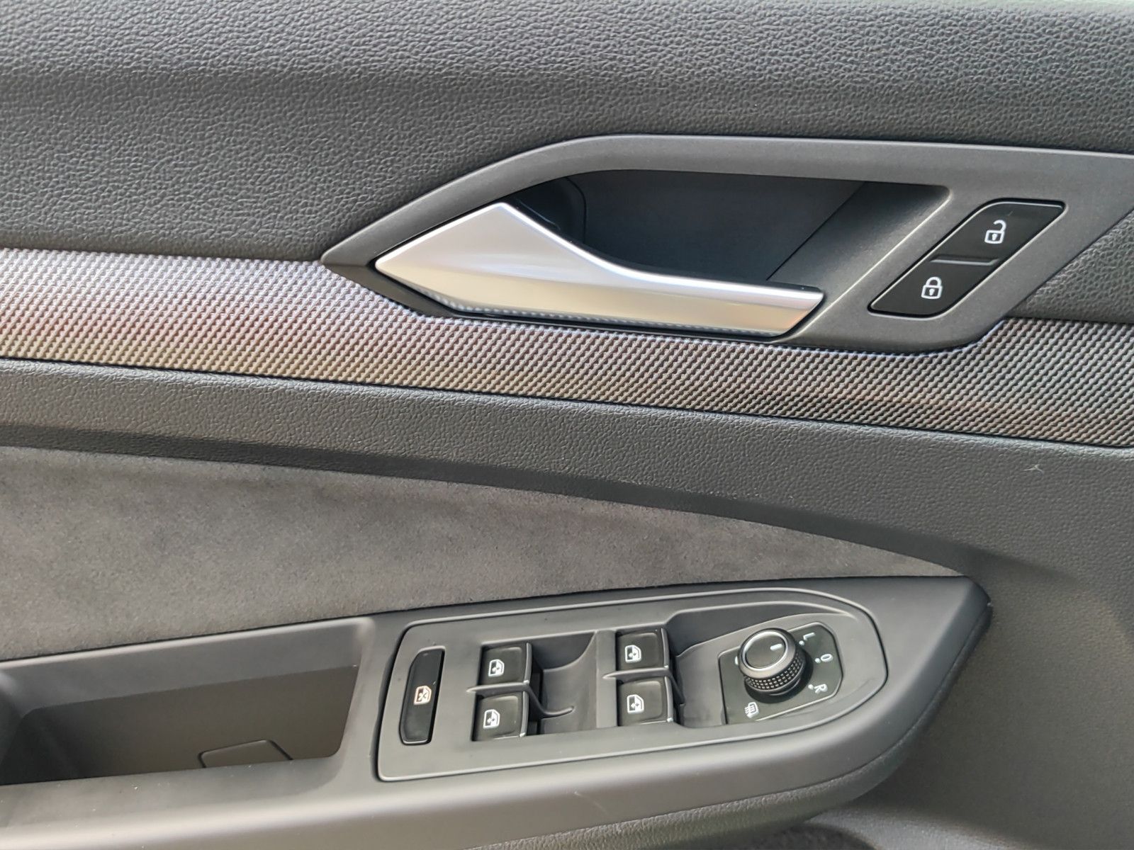 Fahrzeugabbildung Volkswagen Golf VIII Lim. 1.5 TSI  R-Line *Cam*Ambiente*LED