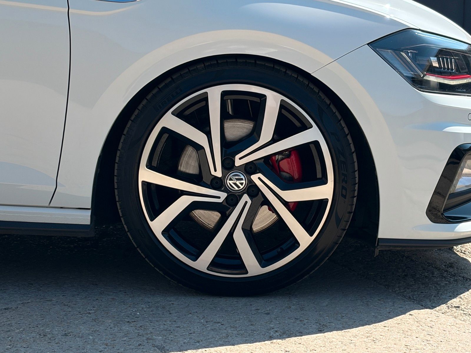 Fahrzeugabbildung Volkswagen Polo VI GTI 2.0 TSI DSG KW ACC PDC SHZ CarPlay