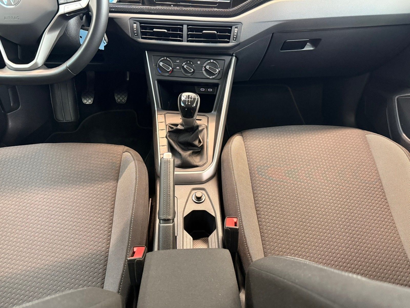 Fahrzeugabbildung Volkswagen Polo 1,0 TSI Life 5-Gang Schaltung + App Connect