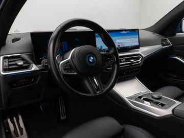Fahrzeugabbildung BMW 330e Tour M Sport Komfortzugang Kamera 18"M LMR