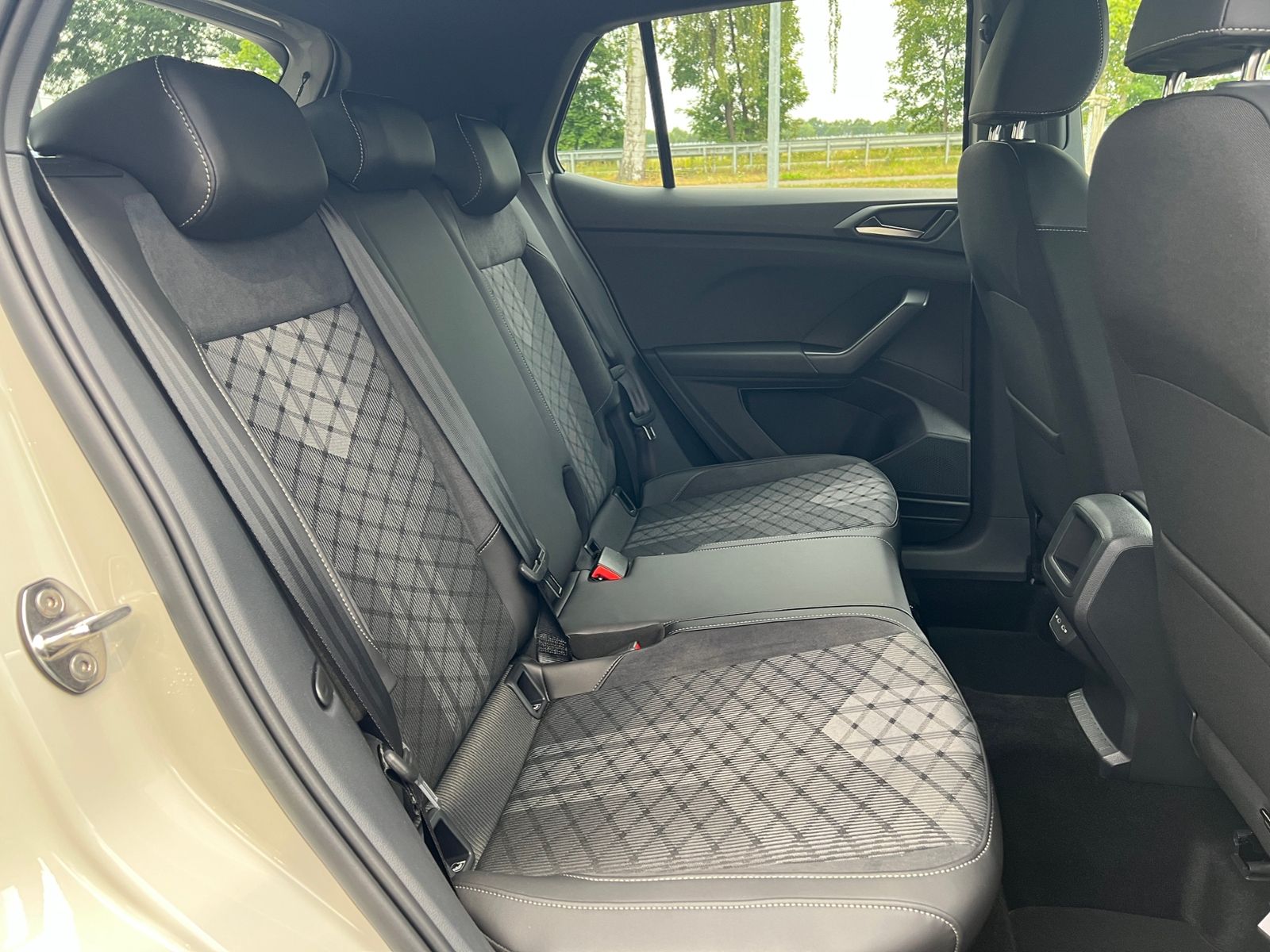 Fahrzeugabbildung Volkswagen T-Cross R-Line 1.5 TSI DSG *BlackStyle,AHK,IQ Li