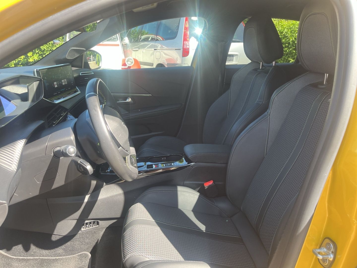 Fahrzeugabbildung Peugeot 208 GT-Line Elektro 136 Sportpaket Navi  CarPlay