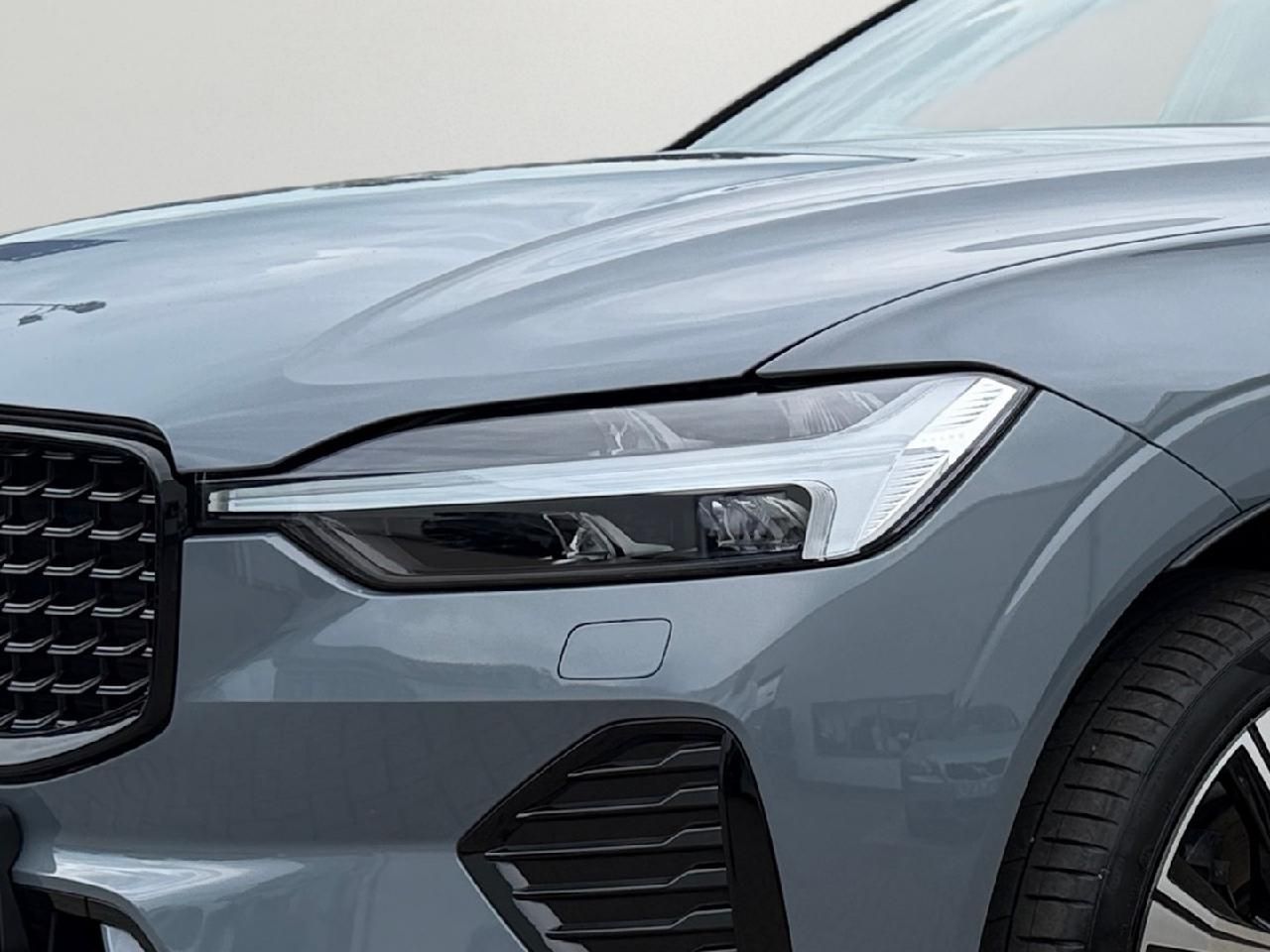 Fahrzeugabbildung Volvo XC60 B4 Diesel Plus Dark 2WD