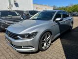 Volkswagen Passat Lim*PDC*ACC*DCC*TUV/AU/SERVICE/REIFEN NEU - Volkswagen Passat: Se