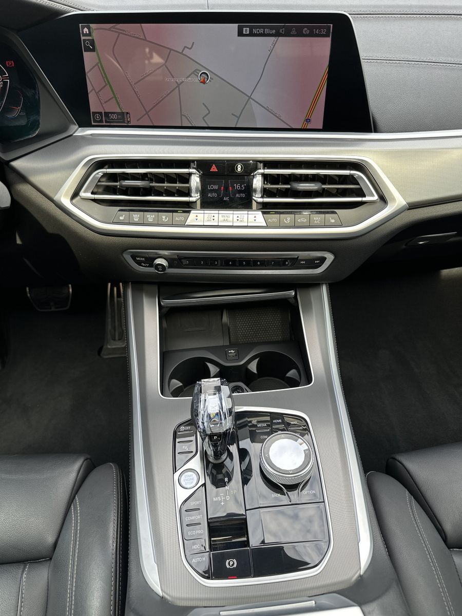 Fahrzeugabbildung BMW X5 xDrive40d M-Sport NAV+LASER+AHK+PANO+HEAD-UP