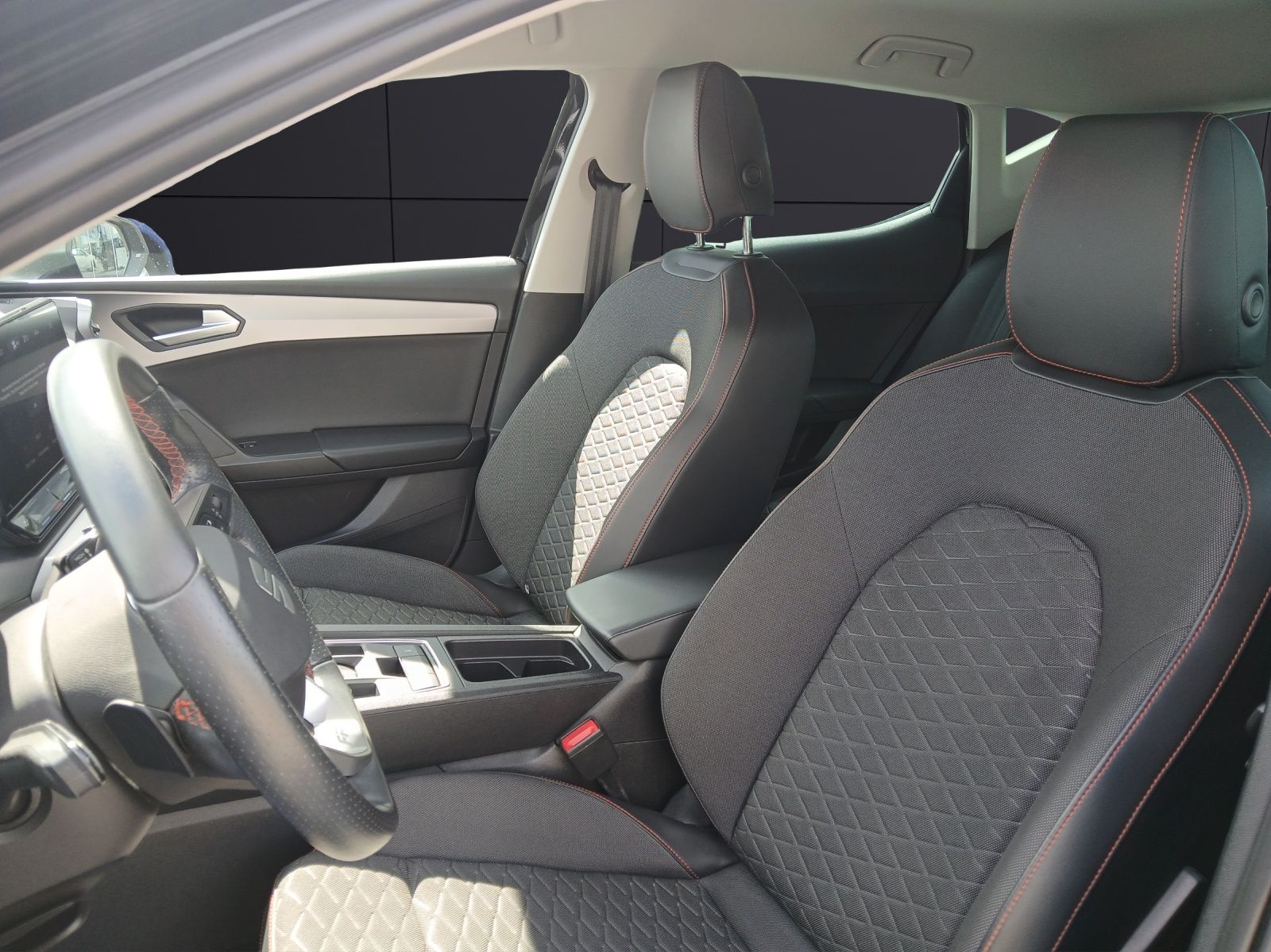 Fahrzeugabbildung SEAT Leon eTSI FR DSG STH LED Navi ACC RFK SH LM