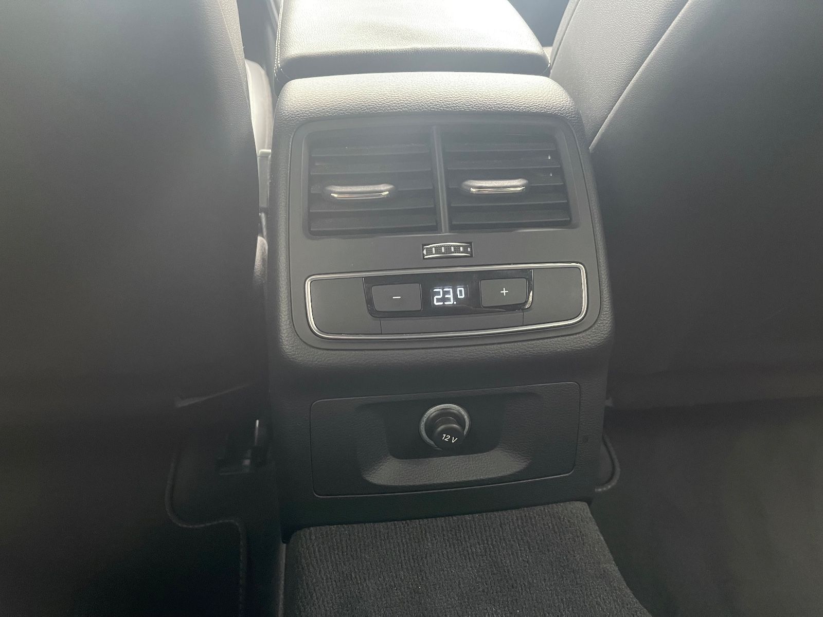 Fahrzeugabbildung Audi A4 Avant S-Line AHK*LED*PDC*TEILLEDER*TEMPO+