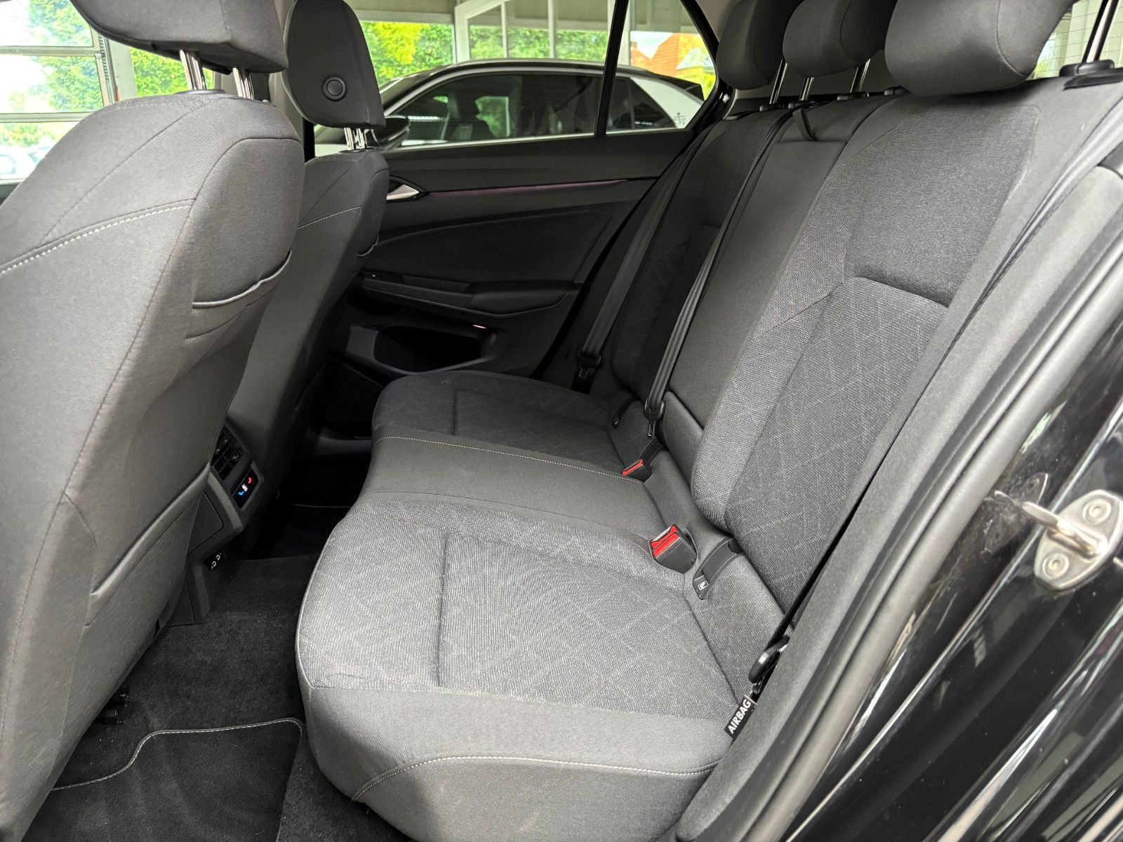 Fahrzeugabbildung Volkswagen Golf VIII Life + LED+NAVI+SHZ+LHZ+GJR