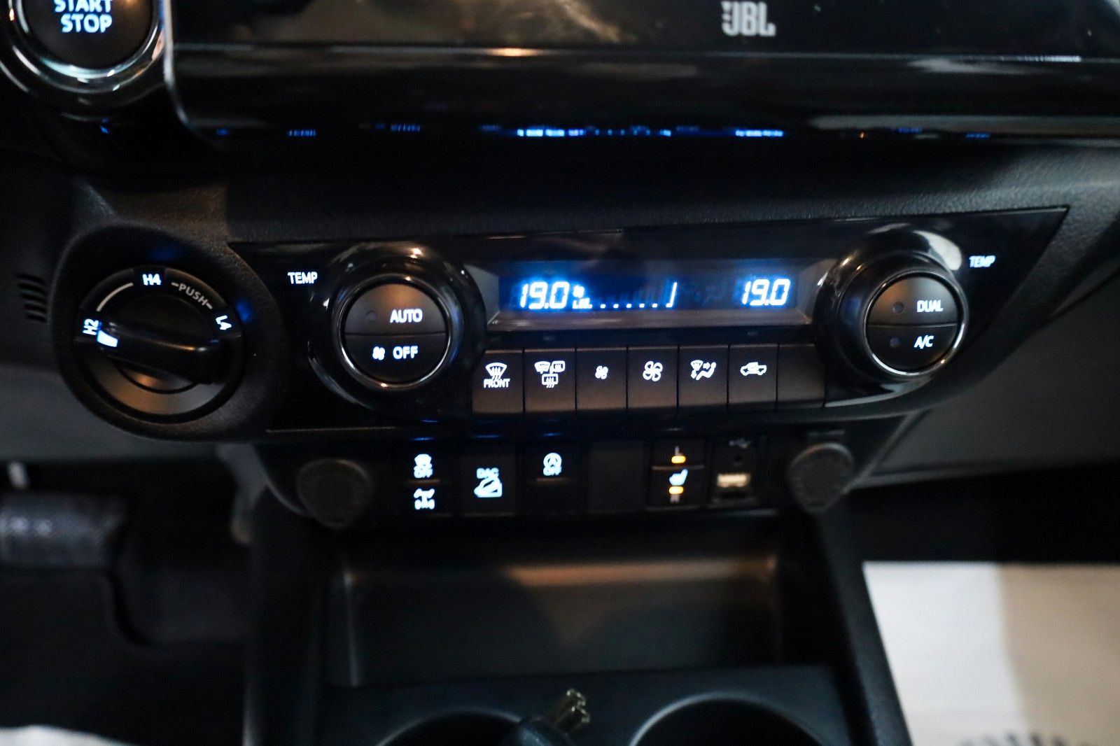 Fahrzeugabbildung Toyota Hilux 2.8 D-4D Invincible,Rollbügel,Rolo,ACC,AHK