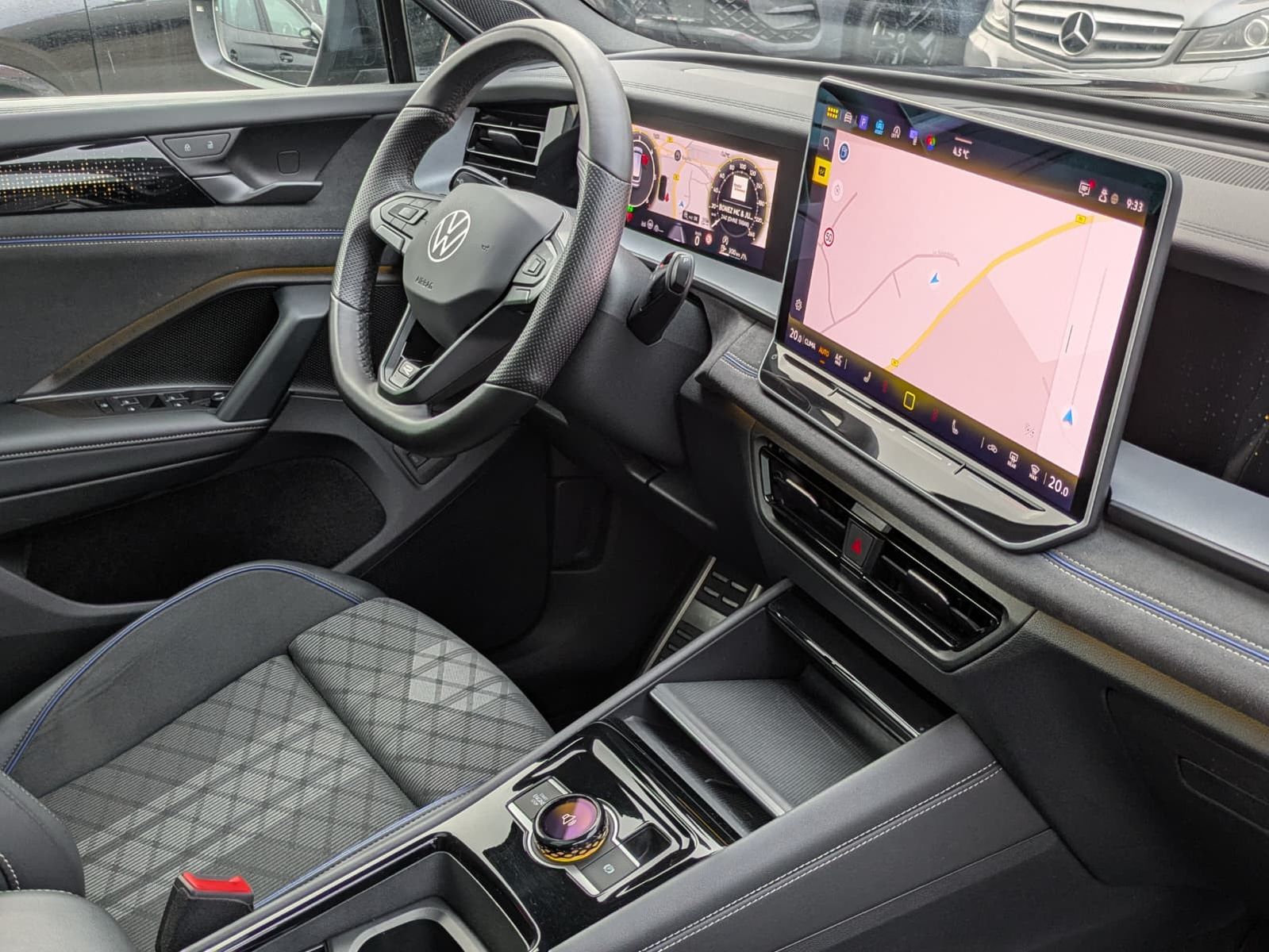 Fahrzeugabbildung Volkswagen Tayron 2.0 TDI 4M R-Line BLACK*7S*IQ-L.*PANO*HUD