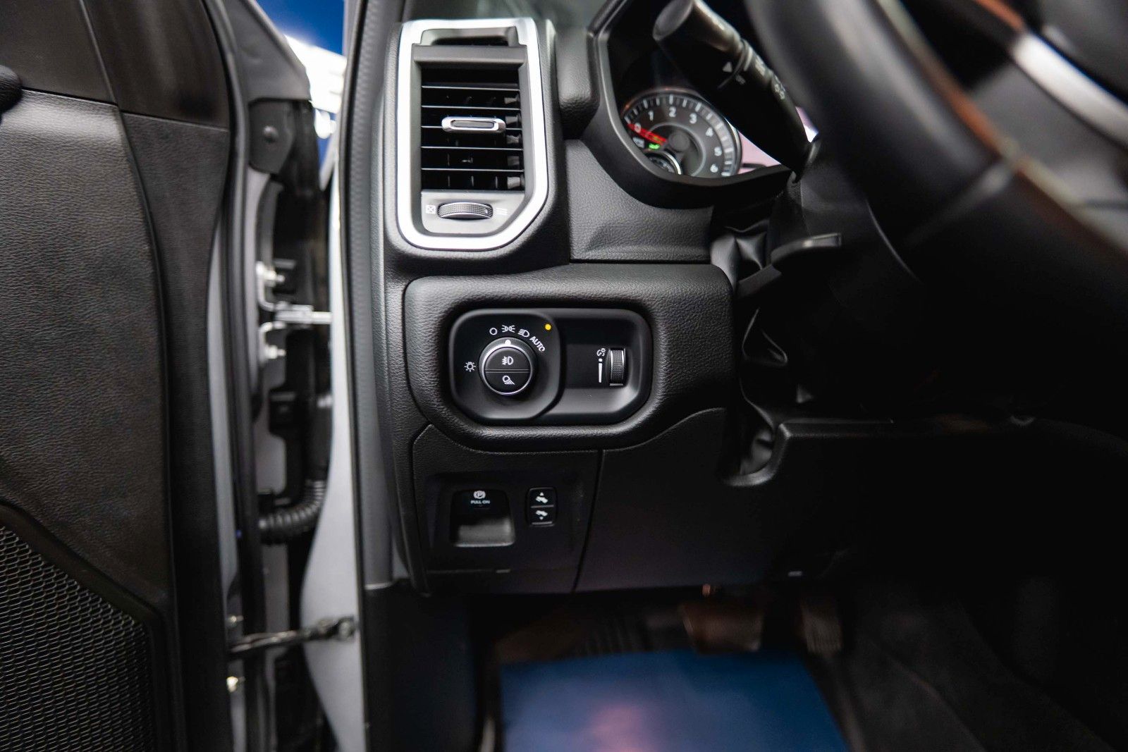Fahrzeugabbildung Dodge RAM 5.7 V8 HEMI 4x4 OFFROAD Night PUNISHER 19%