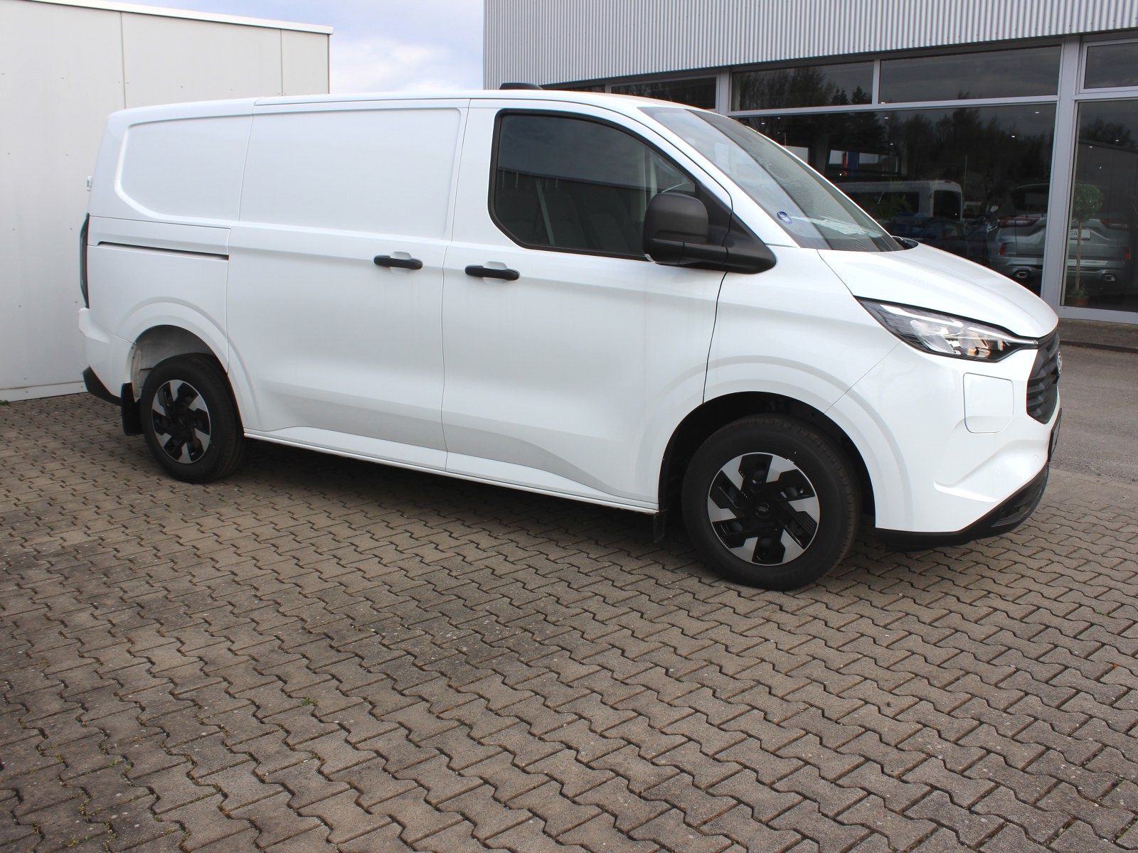 Fahrzeugabbildung Ford Transit Custom 320 L1 Trend FWD Plug-in Hybrid