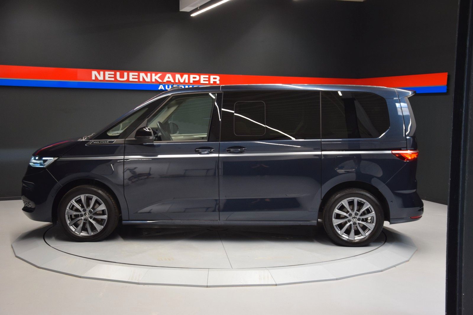 Fahrzeugabbildung Volkswagen T7 Multivan Pano ACC Keyless 3-Zonen Standheiz