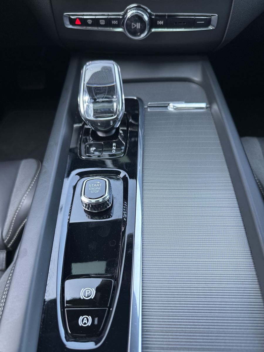 Fahrzeugabbildung Volvo XC60 B4 D AWD Plus Dark NAV+LED+AHK+H&K+PANORAMA