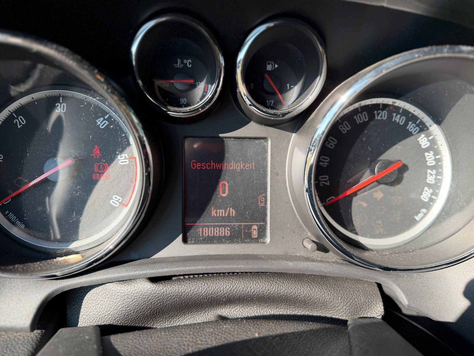 Opel Astra 2011 — photo 10