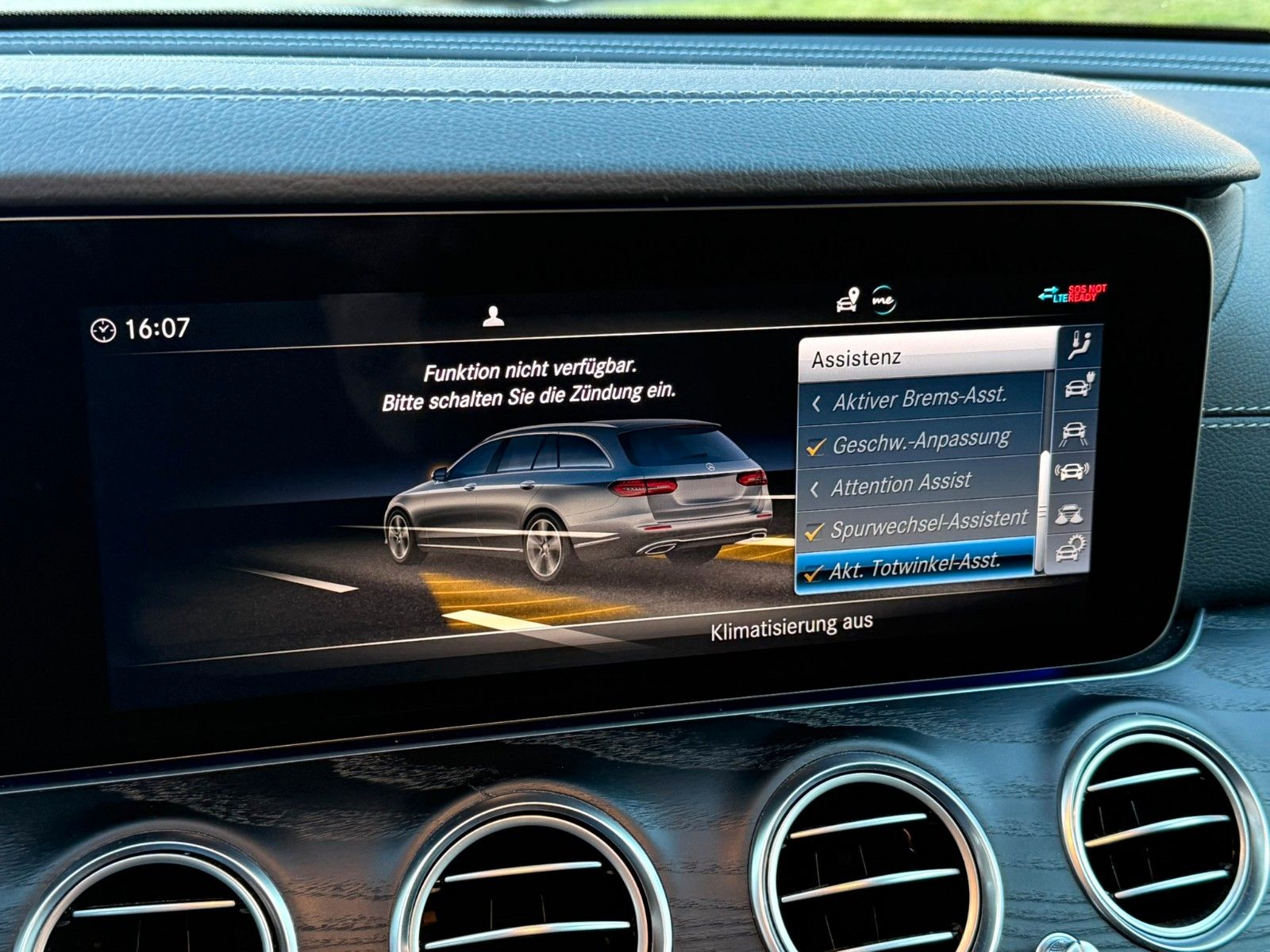 Fahrzeugabbildung Mercedes-Benz E 300 de T AMG+DISTRONIC+LENKASSI+360°+AHK+AMBIE