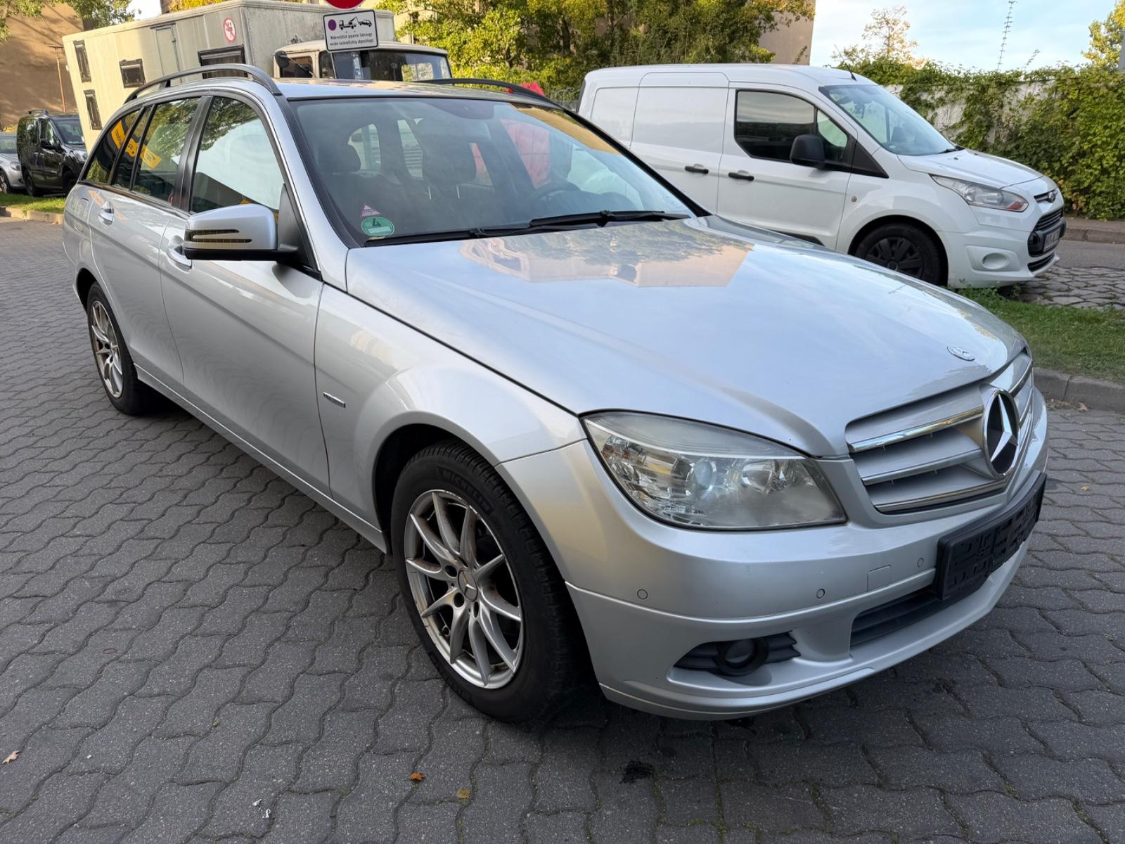 Mercedes-Benz C180 2010 — interior