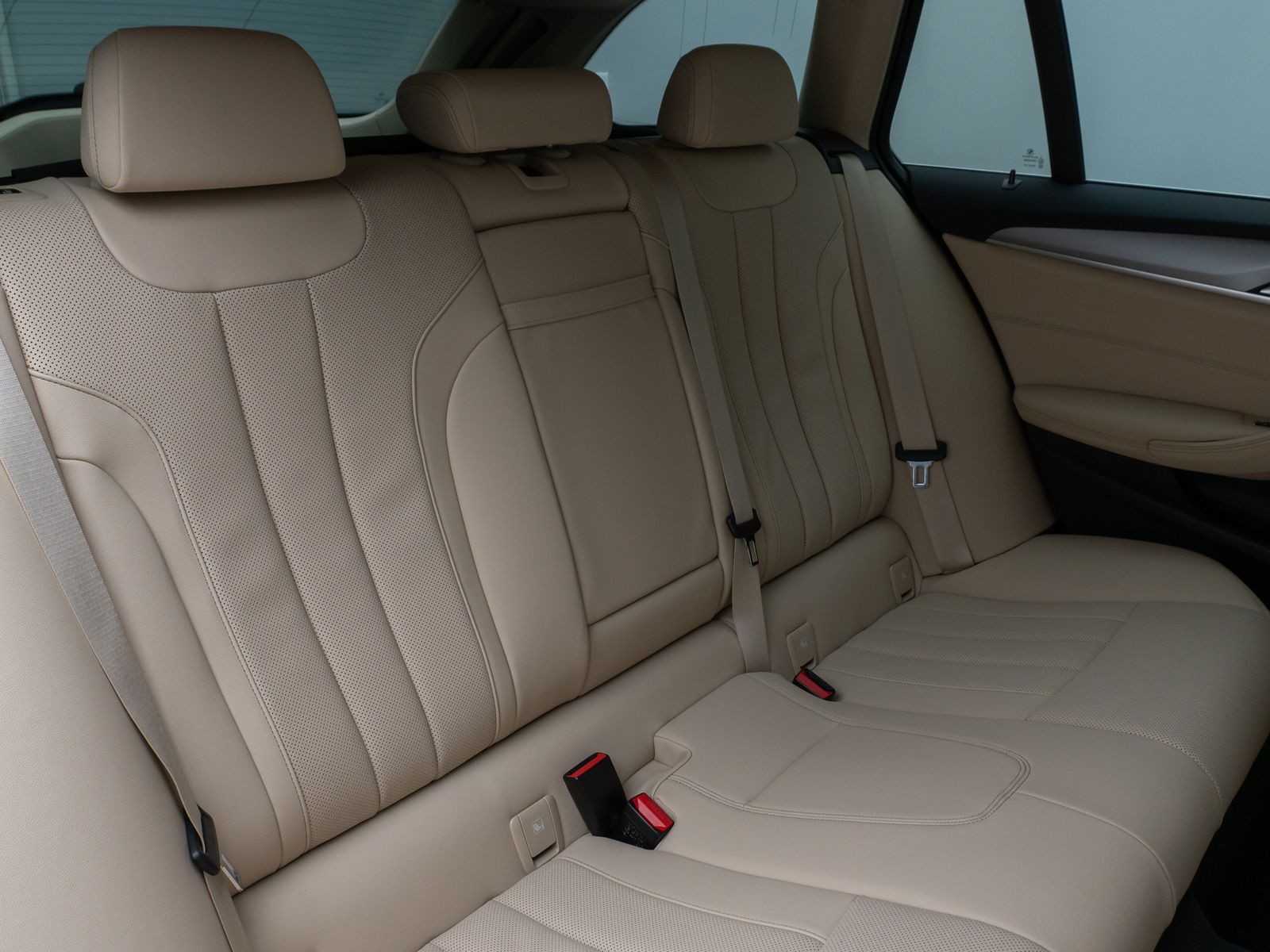 Fahrzeugabbildung BMW 520d Kamera HUD DAB CockPitPro Sitzhzg Alarm LED