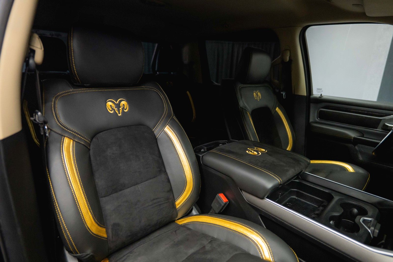 Fahrzeugabbildung Dodge RAM 5.7 V8 HEMI 4x4 OFFROAD Night GOLD EDITION