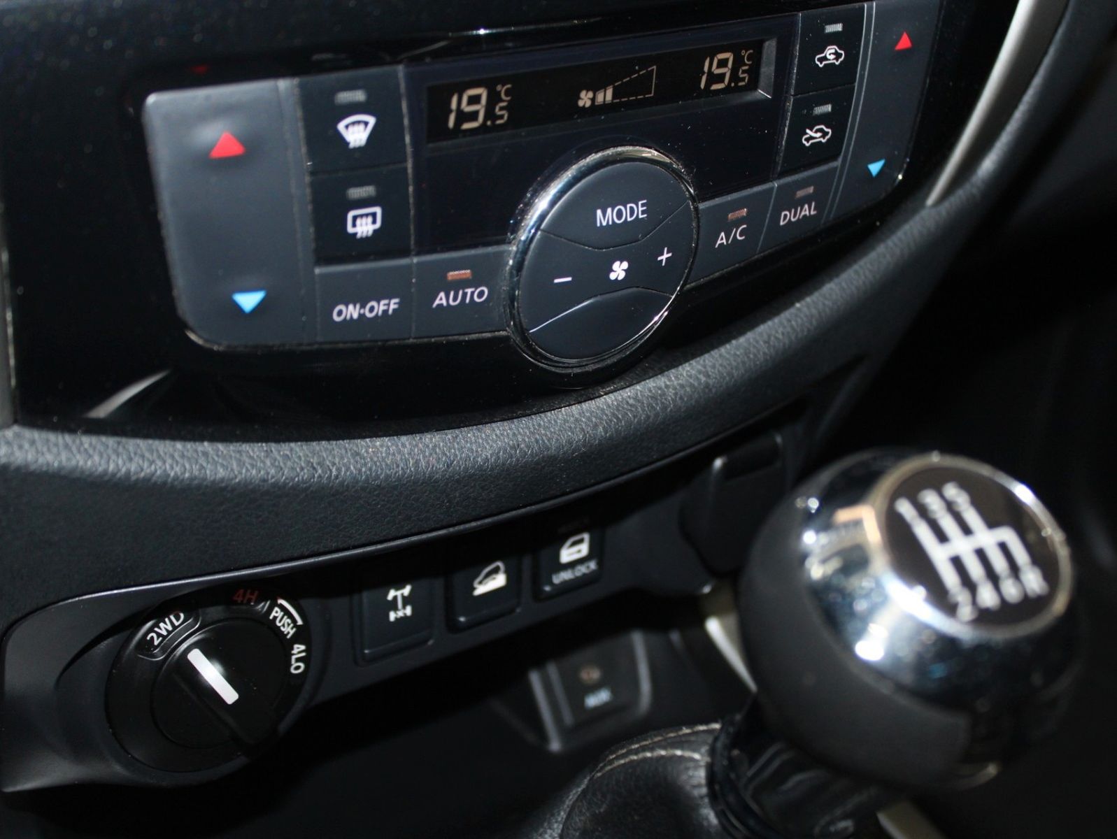 Fahrzeugabbildung Nissan Navara Double Cab Connecta 4x4 AHK Hardtop 1.Hd