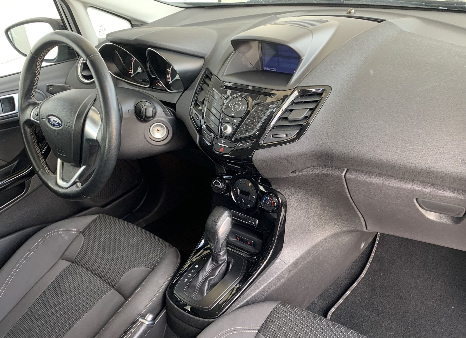 Fahrzeugabbildung Ford Fiesta 1.0 Titanium*AHK*Cam*SHZ*Navi*Klima*