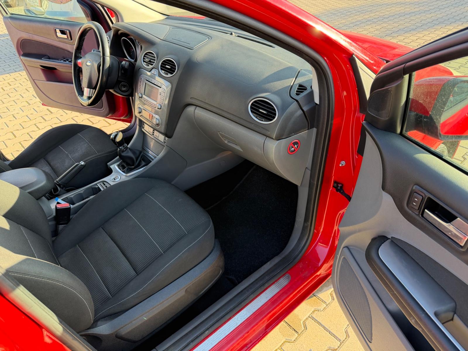 Ford Focus 2010 — photo 20