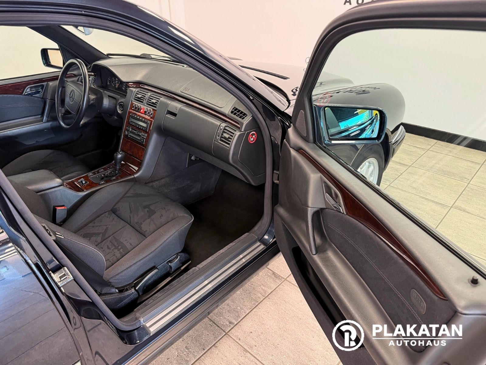 Fahrzeugabbildung Mercedes-Benz E 240 Xenon Automatik Klima V6 MB-Service