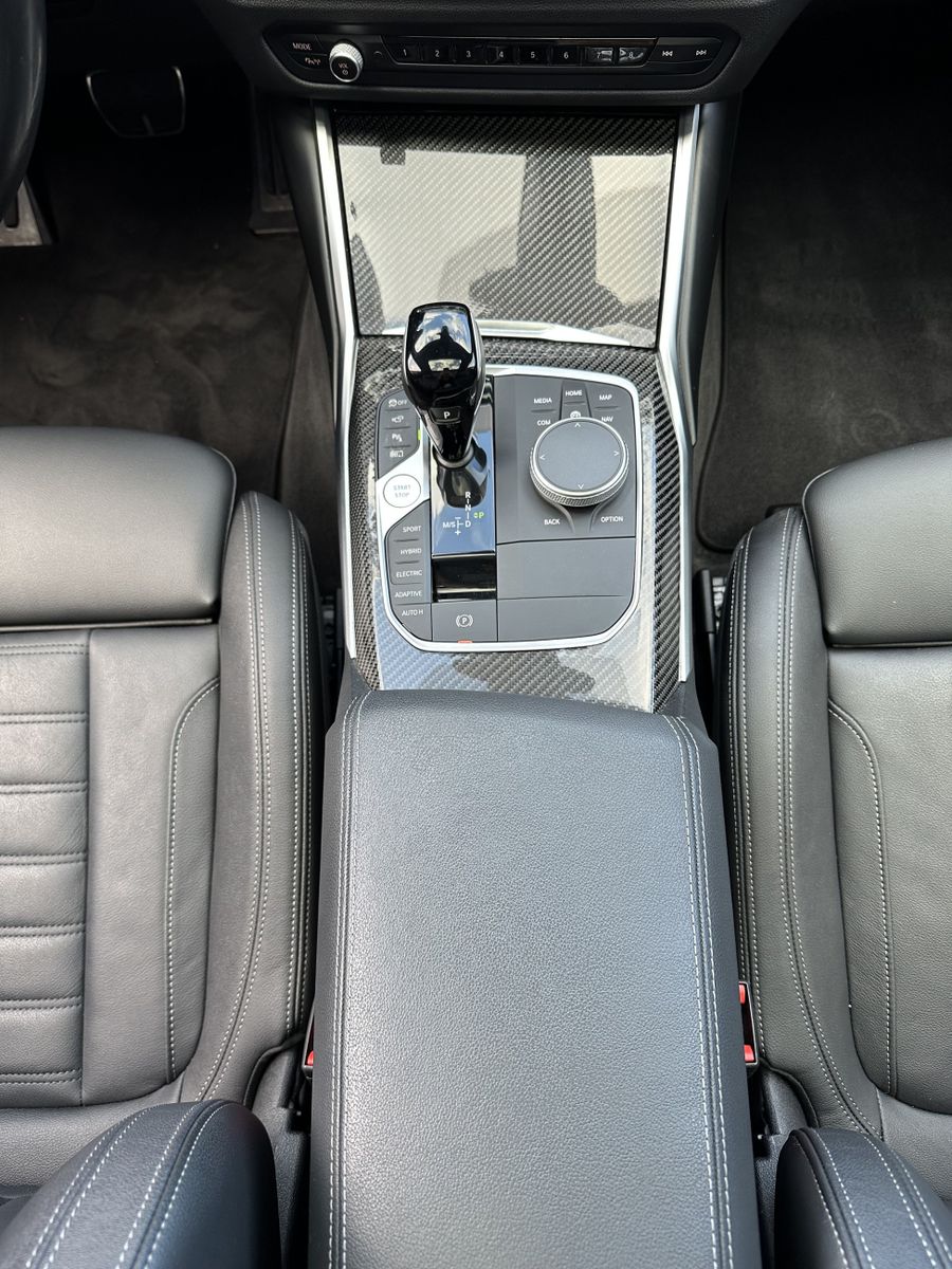 Fahrzeugabbildung BMW 330e Touring xDrive M-Sport NAV+LED+PANO+HEAD-UP