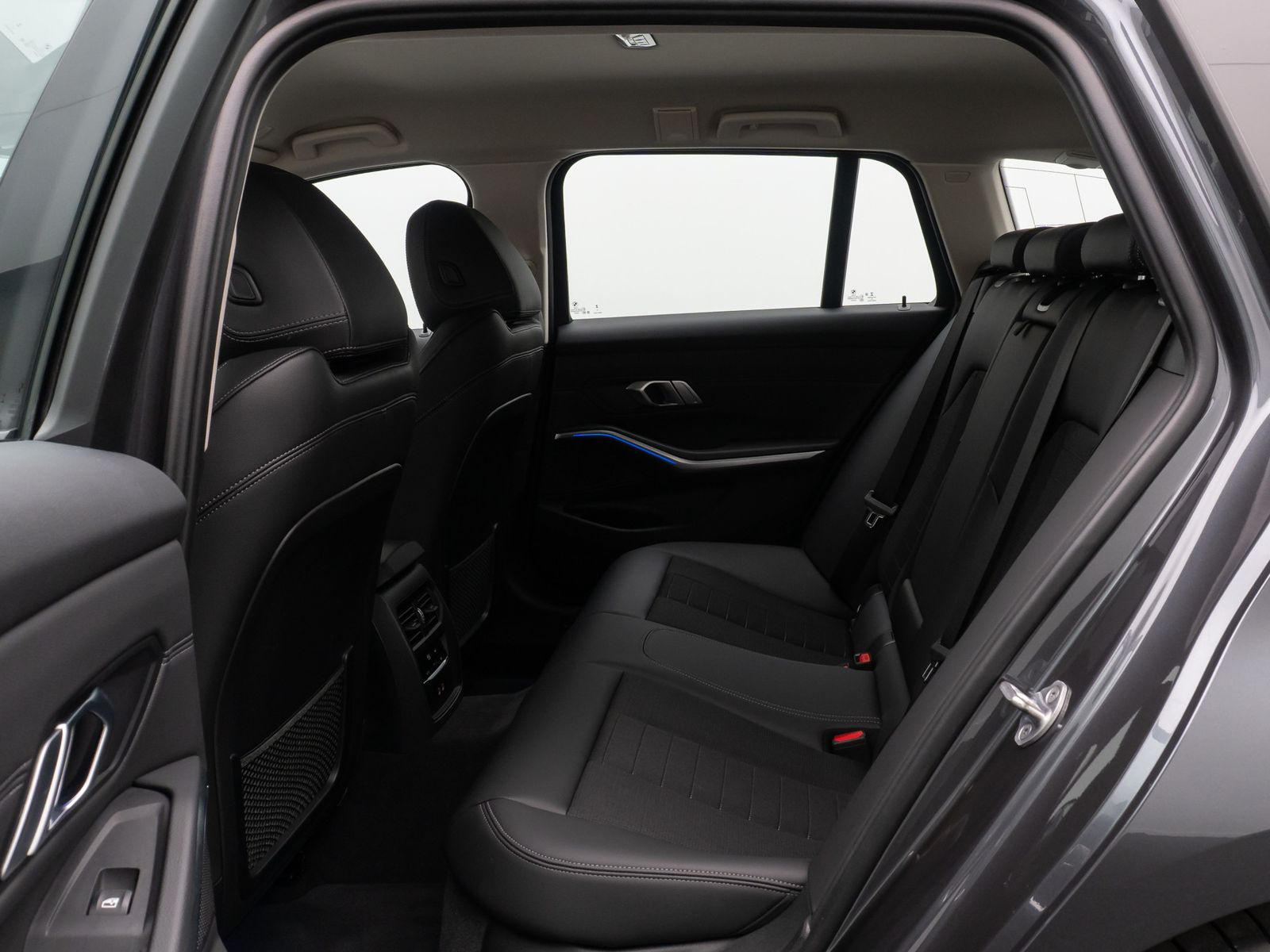 Fahrzeugabbildung BMW 320i Sport Line Alarm DAB FernlichtAss PDC LED
