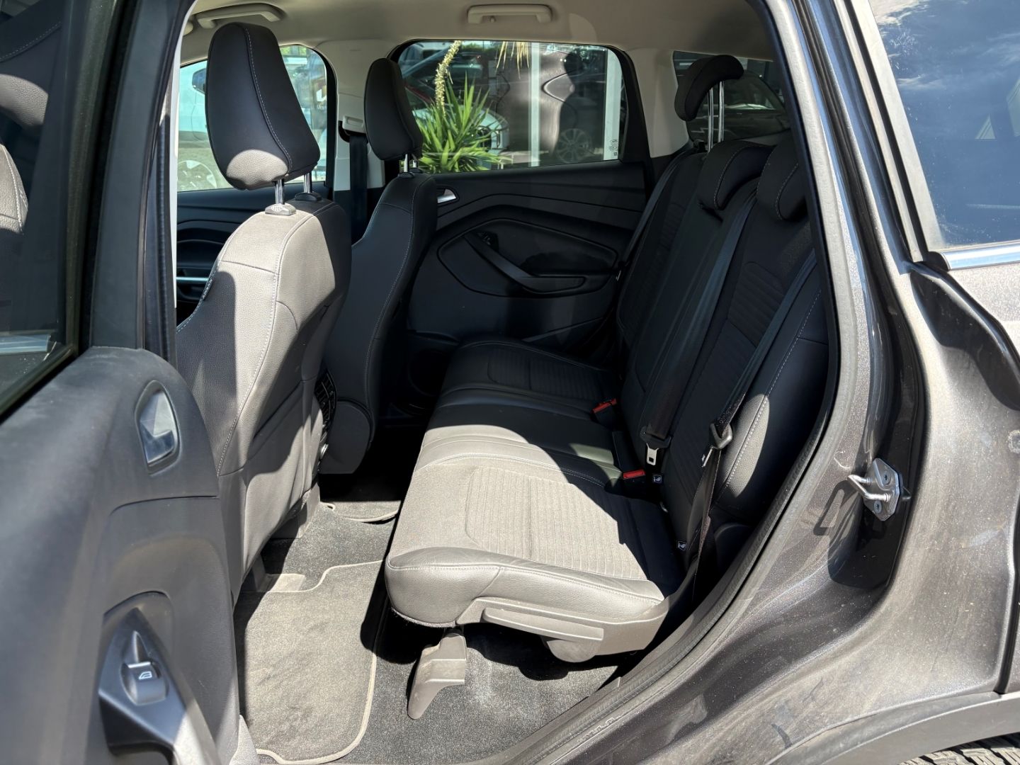 Fahrzeugabbildung Ford Kuga Titanium AHK Beheizbare WSS Allwetter