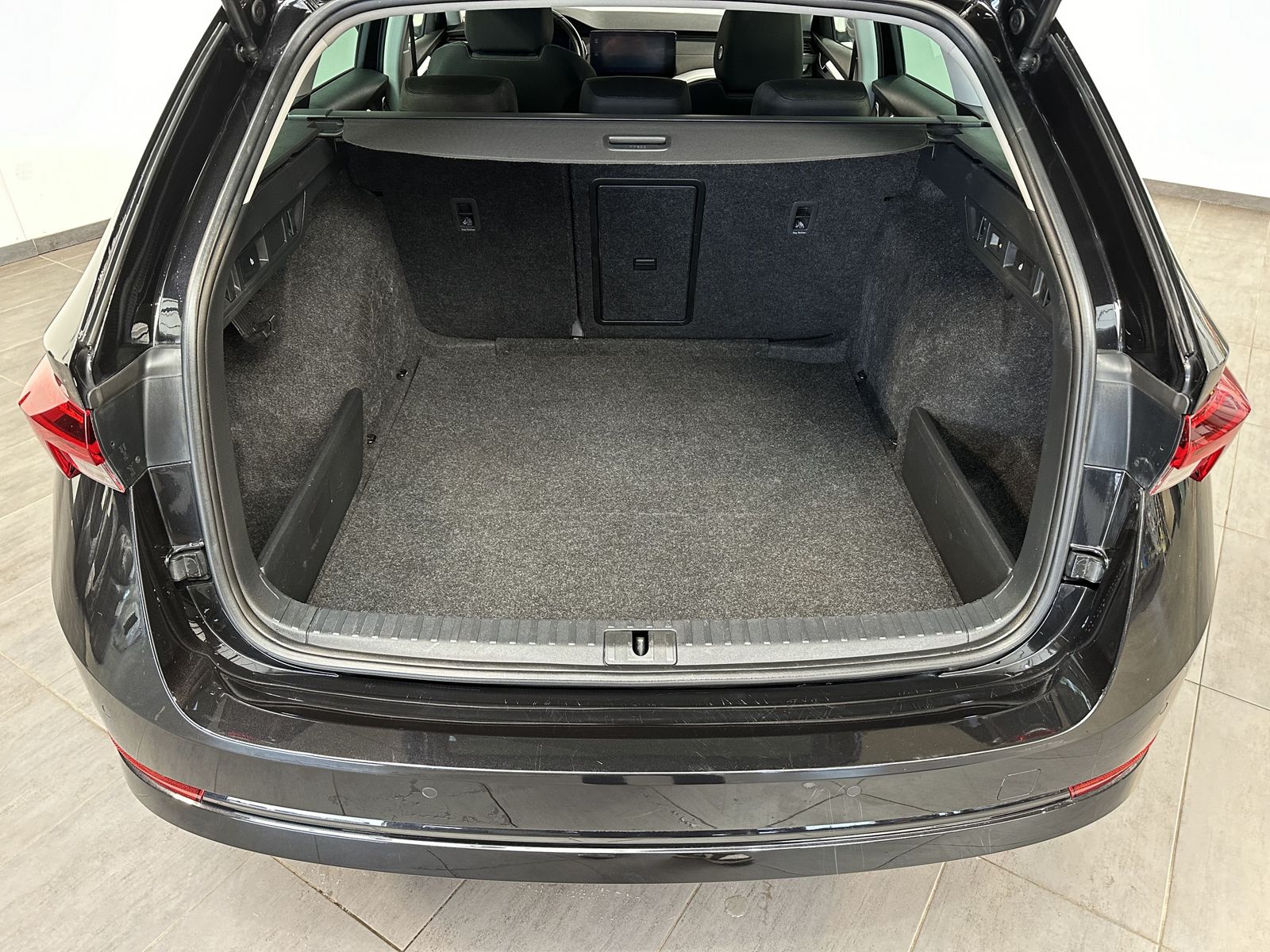 Fahrzeugabbildung SKODA Octavia Combi 2.0 TDI DSG NAV+LED+AHK+V-COCKPIT