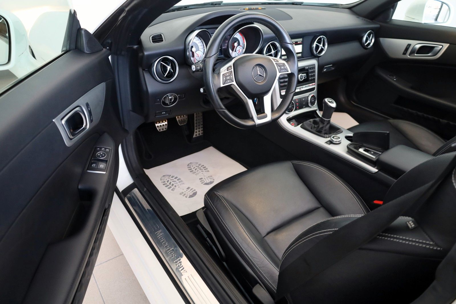Fahrzeugabbildung Mercedes-Benz SLK 200 AMG Line Leder,Panorama,Navi,Airscarf