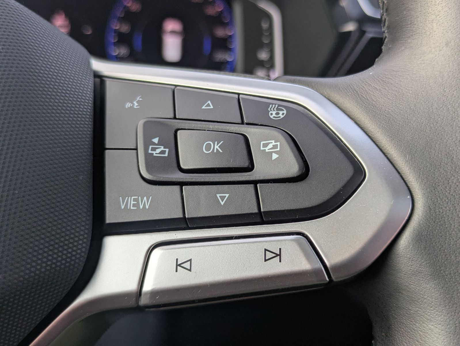 Fahrzeugabbildung Volkswagen Touran 2.0 DSG R-Line High BLACK Pano 7Si IQ AHK