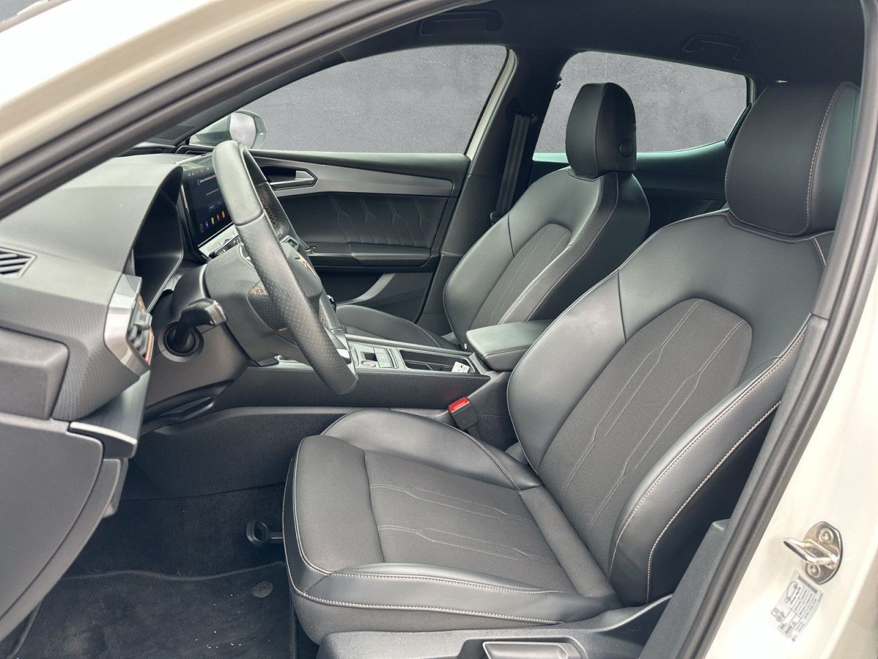 Fahrzeugabbildung CUPRA Leon 1.5 TSI 150 PS 6-Gang - mit KI generiert/bearbeitet