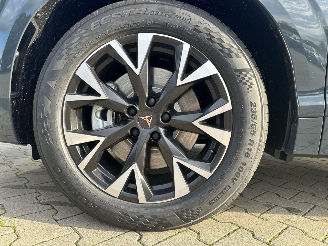 Fahrzeugabbildung CUPRA Terramar 1.5 e-HYBRID 204 PS 6-Gang-DSG - mit KI generiert/bearbeitet