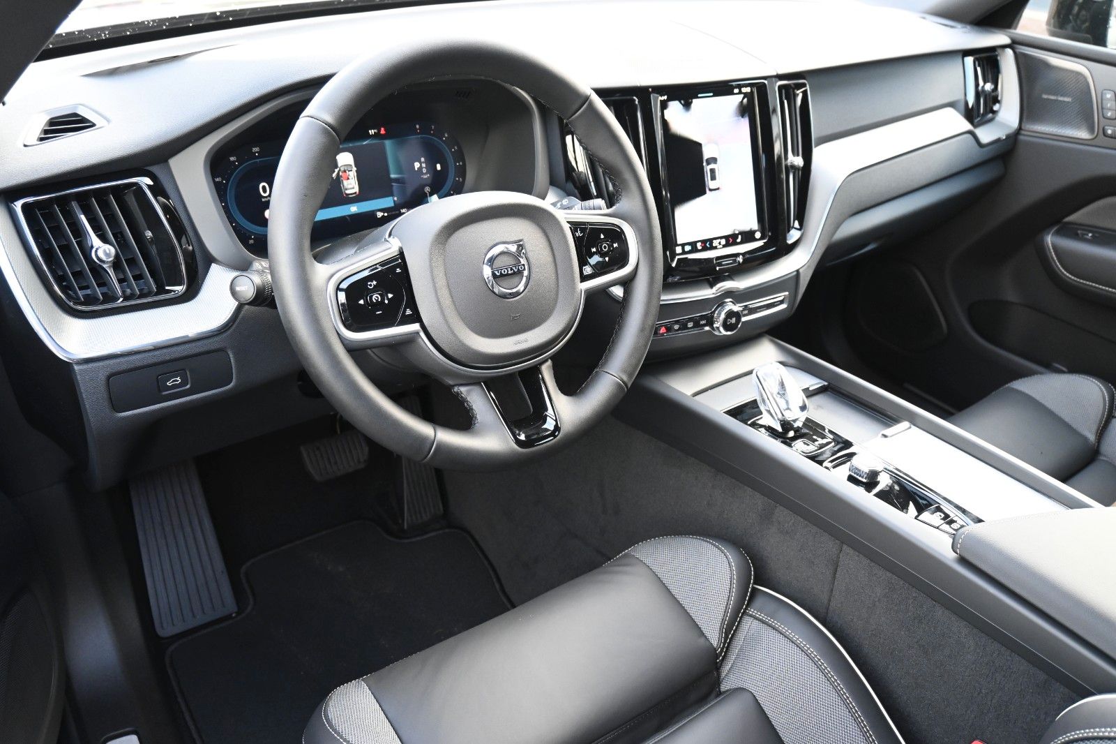 Fahrzeugabbildung Volvo XC60 B5 AWD Plus Dark*H&K*FSHZG*360°*ACC