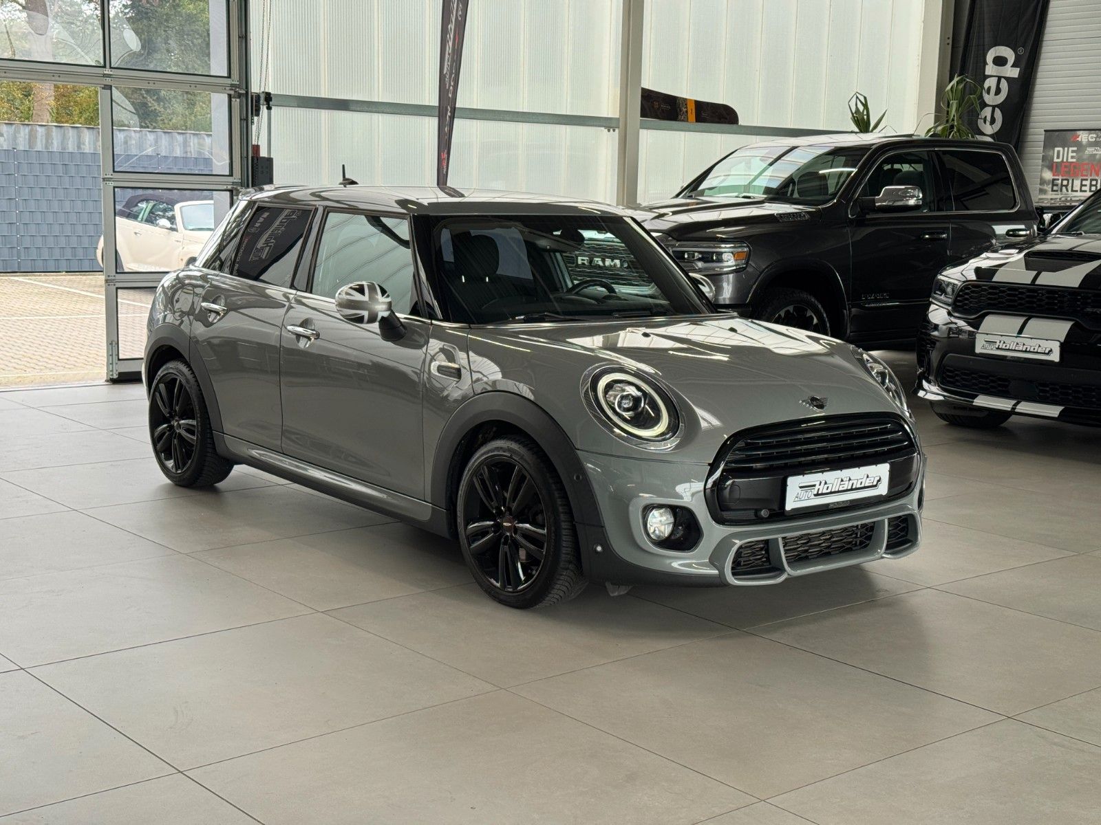 Fahrzeugabbildung MINI Cooper D 5-trg. "LED Navigation PDC Sportsitze"