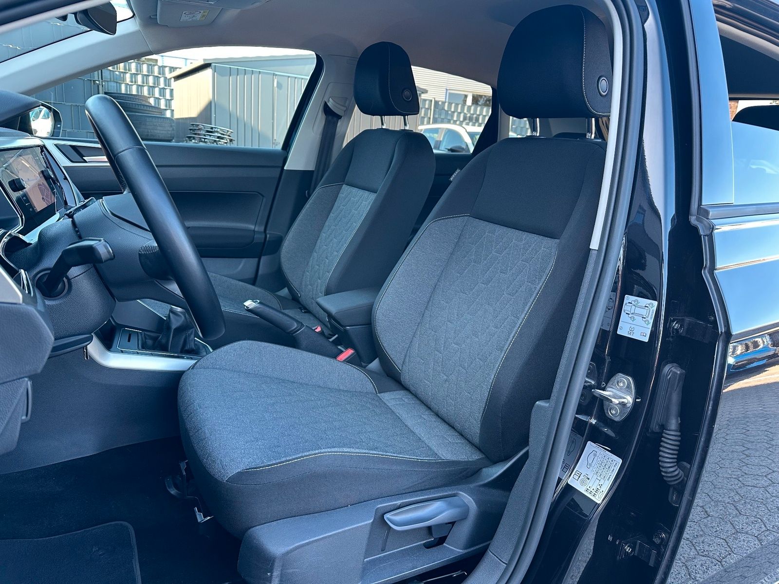 Fahrzeugabbildung Volkswagen Polo VI MOVE 5-Türer NAV+LED+SHZ+PP+DAB+AMBIENTE