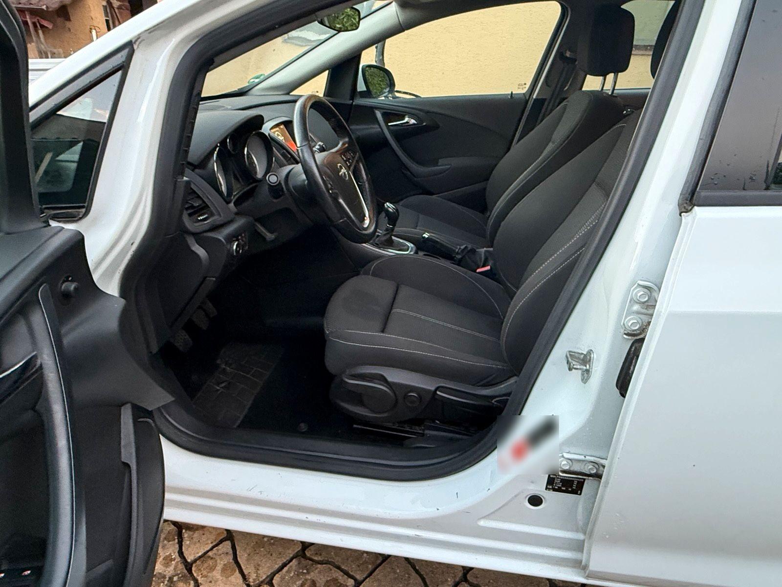 Opel Astra 2015 — фото 12