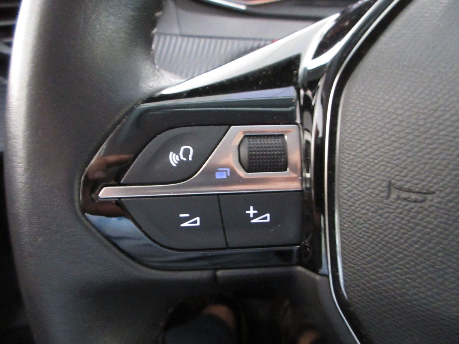 Fahrzeugabbildung Peugeot 208 Active Pack 1.2T LED/NAVI/PDC/ALU/TEMPOMAT