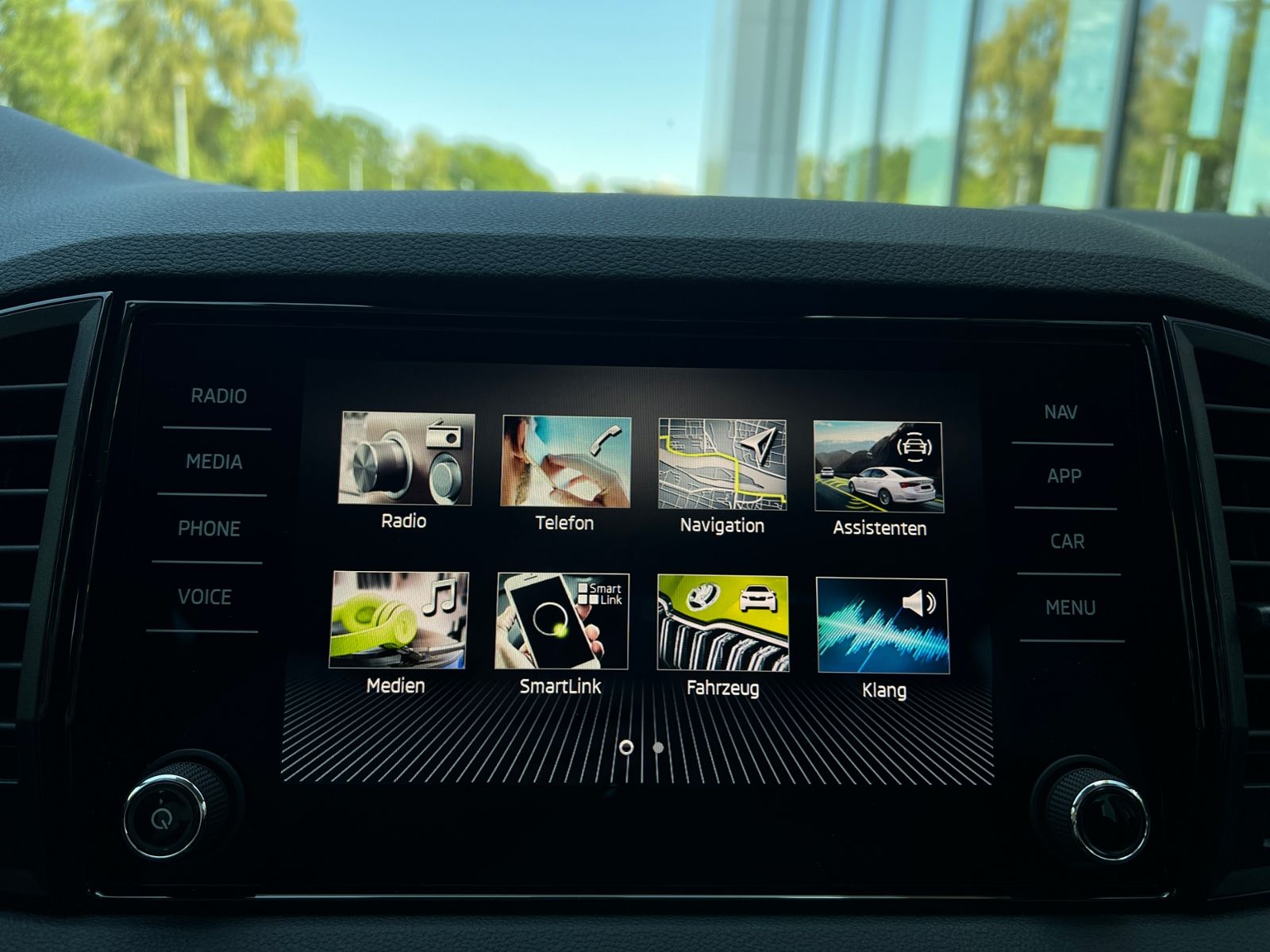 Fahrzeugabbildung SKODA Karoq Balance 1.5 TSI  *AHK, ACC, Rückfahrkamera