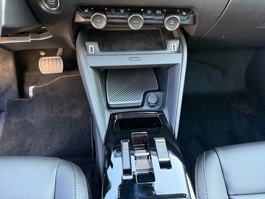 Fahrzeugabbildung Citroën C4 Hybrid 145 MAX Neuwagen*Schiebedach*Winter-P.