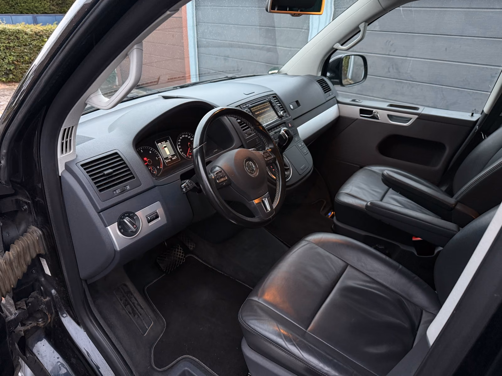 VOLKSWAGEN T5 MULTIVAN 2.0 TDI 180ch 4MOTION - CUIR NAPPA - 7 PLACES - CAMÉRA - GPS - ATTELAGE