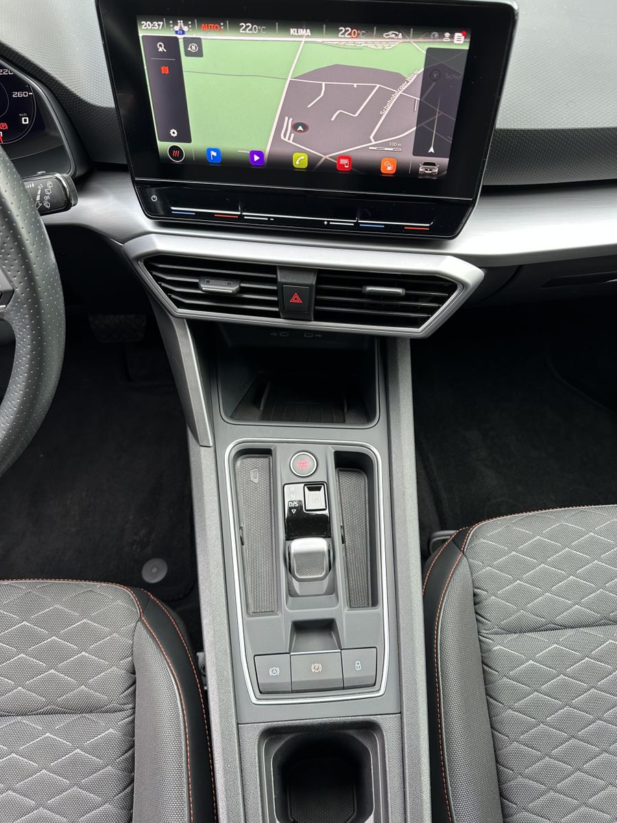 Fahrzeugabbildung SEAT Leon ST 2.0 TDI DSG FR NAV+LED+VCOCK+SHZ+PARKASS