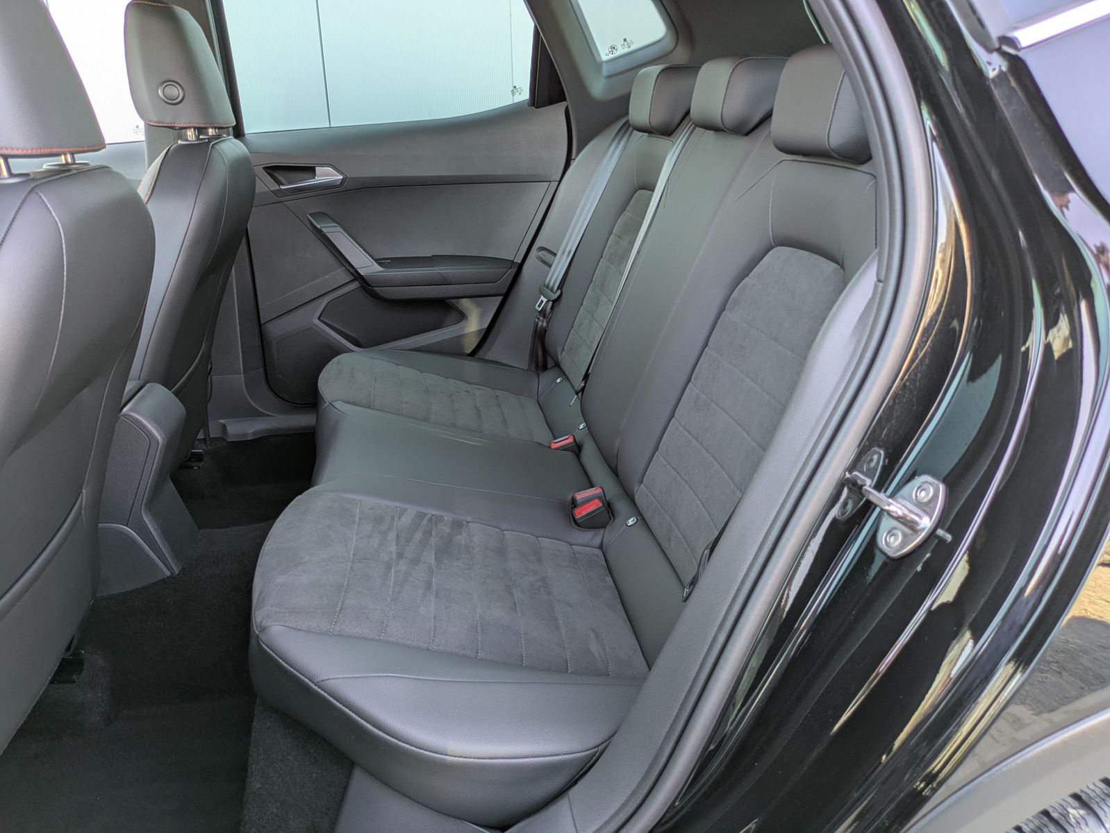 Fahrzeugabbildung SEAT Arona 1.5 TSI FR DSG AHK*ACC*LED*APP*DAB*KAMERA
