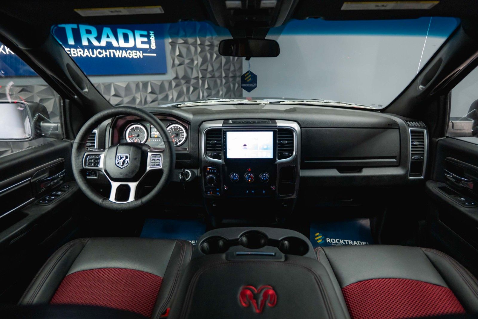 Fahrzeugabbildung Dodge RAM 5.7 V8 HEMI 4x4 OFFROAD Night-Paket LONG 19%
